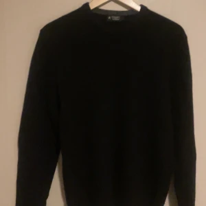 Stickad tröja, svart, herr - Hacket London - • Märke - Hacket London  • Storlek - L • Färg - Svart • Stickad • Ordinarie pris - 1400kr • Inga fläckar eller andra skador på tröjan  