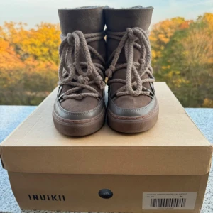 inuikii skor - super snygga inuikii skor i fräscht skick som jag köpte på vinted men de passade ej så jag säljer vidare. det är en kil i skon på 4cm, storlek 38 i färgen taupe. pris går att diskuteras
