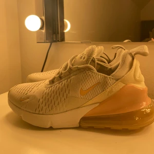 270 Nike skor - Skitsnygga 270 Nike skor.  Använda 1 gång Som nya, inga defekter eller så Kartong medföljer ej