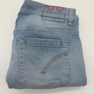 DONDUP GEORGE JEANS - - Dondup George jeans - storlek 30, benlängd: 102cm, midjemått: 37cm - Nypris runt 4000 - Kontakta för fler frågor eller funderingar // Deluxecloset 