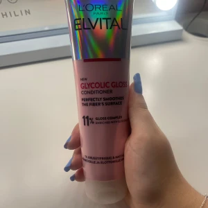 L'Oréal Paris Elvital Glycolic Gloss Conditioner - L'Oréal Paris Elvital Glycolic Gloss Conditioner Denna balsam är väldigt bra och doftar så gott!!! 