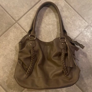 Grå/brun handväska - Skitsnygg väska som också passar som skolväska, dator får plats!💖💖Bra skick