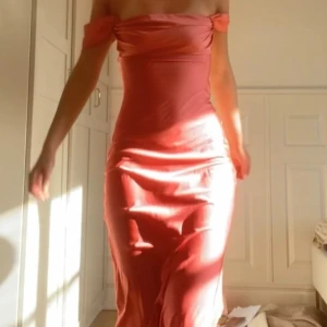 Rosa offshoulder klänning - Sidenklänning som är super fin till balen. Säljs då den aldrig kom till användning. 