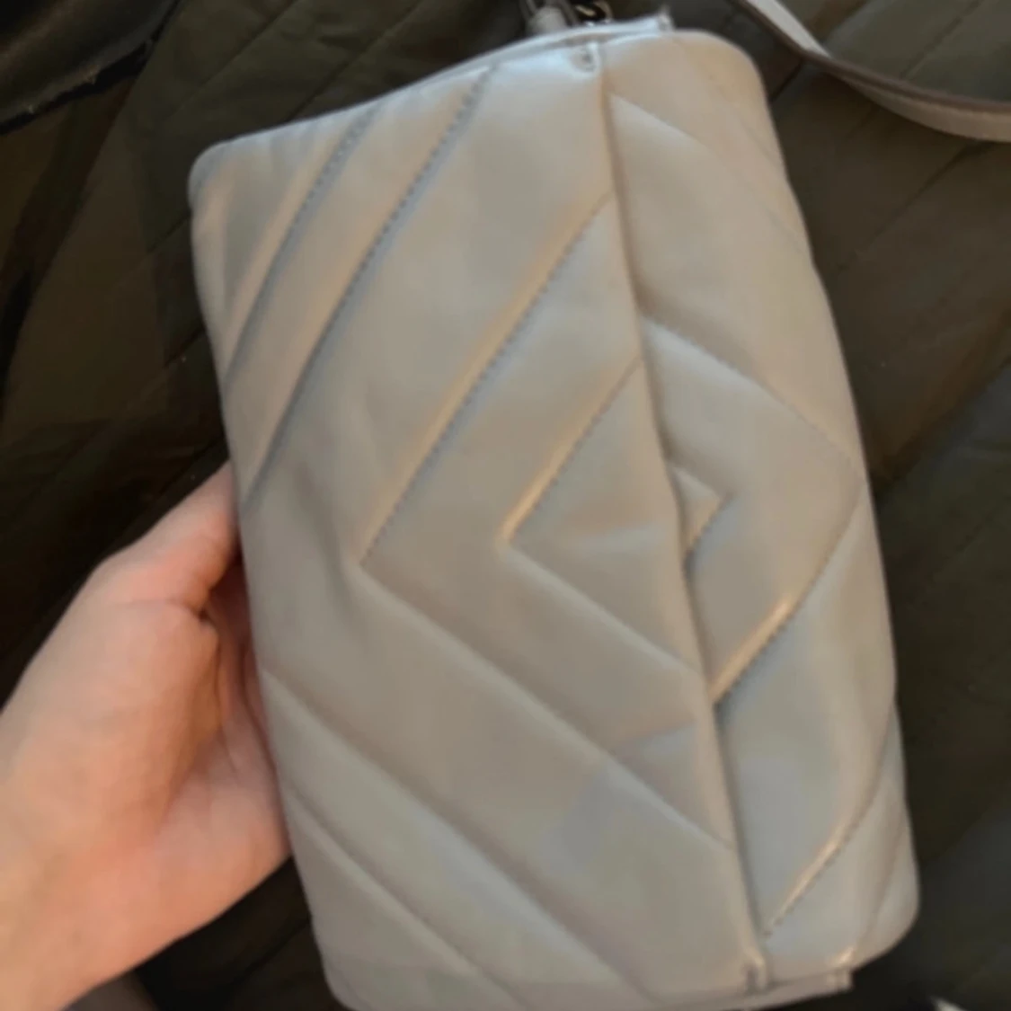 Grå quiltad axelväska från DKNY - 90