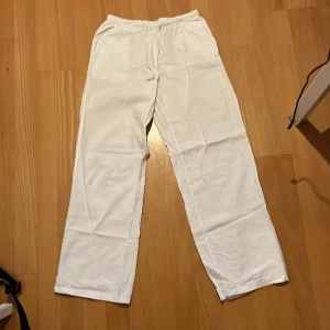 Vita linnebyxor - Säljer dessa vita linnebyxor från Gina då jag köpte de i för liten storlek därav aldrig använda.