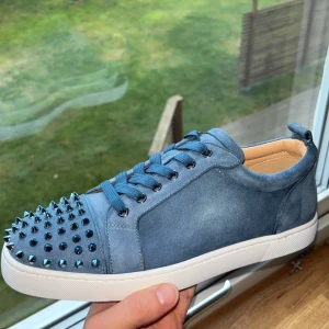Helt nya Ljusblåa Christian Louboutin med spikar - Säljer mina helt nya Christian Louboutin för de är inte min stil. Modell Louis N Luck Flat Veau Velours CMA3 version. Knappt använda.Skick: 9,9/10.Storlek 43 passar också storlek 44. Medföljer box och dustbag extra nitar och extra snörren. Vänligen hör av er vid frågor eller funderingar mvh Philip