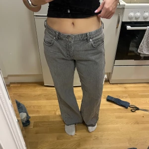 Low waist jeans från NAKD - Lågmidjade jeans från NAKD i strl 38. De är perfekt längd på mig som är 160cm så definitivt för korta personer. De är i superfint skick! Nypris 699kr. 