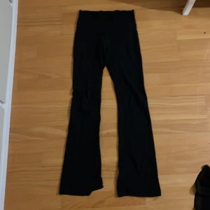Svarta bootcut byxor - Säljer dessa svarta youga pants från Nelly då de de var för långa. Dock har de hål längst ner på byxan men på mig syns det inte.