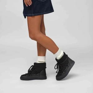 Svarta inuikiis  - Skitsnygga svarta inuikiis!! Köpte för runt 2900kr, men säljer för 1500kr, pga att de har använts, men varsamt! Perfekta till vintern och otroligt sköna!! 💖