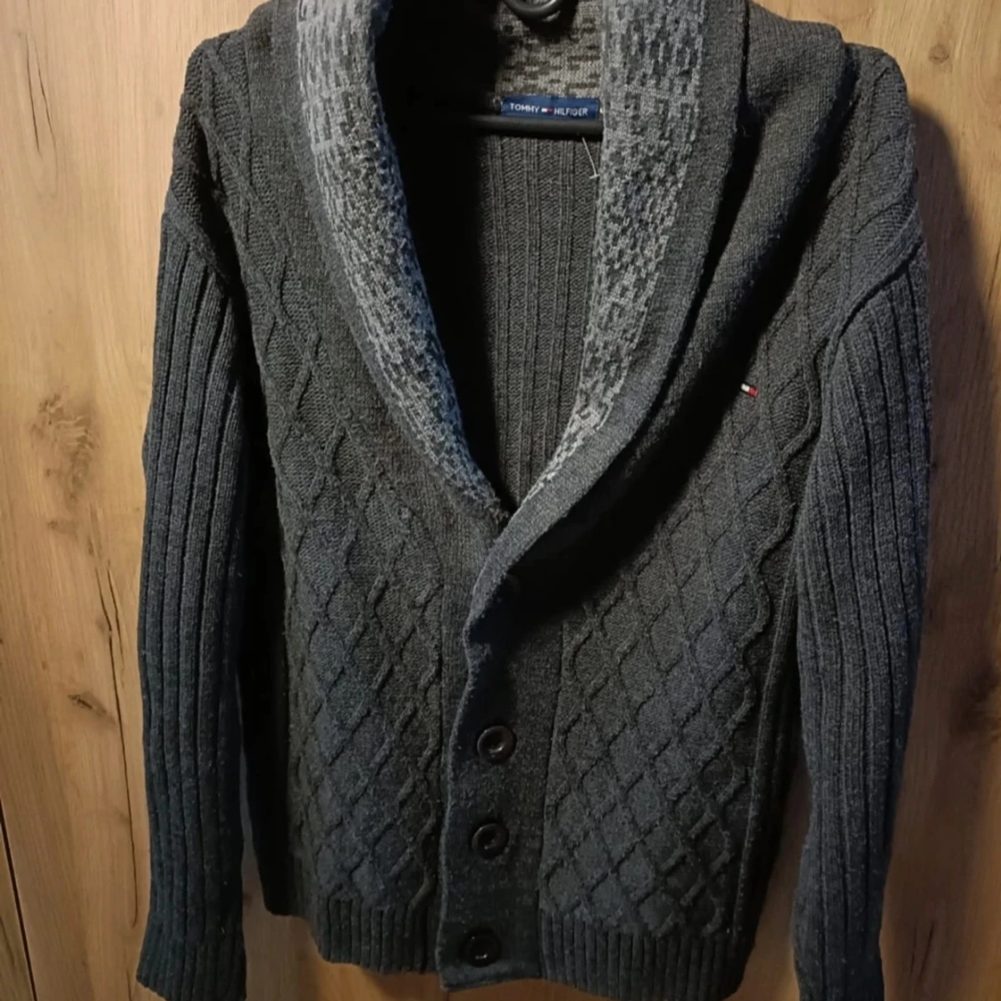 Mörkgrå kofta från Tommy Hilfiger