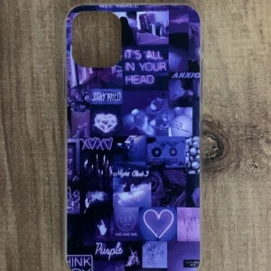 Lila mobilskal iPhone 11 - Snyggt lila mobilskal med ett collage av olika bilder och texter. Perfekt för att ge din telefon en unik och personlig stil. Passar till en modern smartphone och skyddar mot repor och stötar. Helt nytt skal!