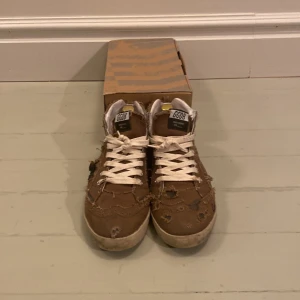 Golden Goose Skor  - Säljer nu dessa feta Specialdesignade Golden Goose-skor! Har en liten del vaddering på insidan så fungerar som vinterskor. Kontakta gärna mig om du har några funderingar eller vill ha mer detaljer. Priset är såklart också diskutabelt! ⭐️