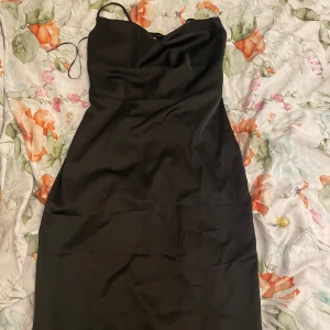 Svart klänning ASOS - Säljer denna superfina klänningen från ASOS som var tänkt att ha till balen. Den är helt oanvänd med prislapp kvar. Klänningen går nedanför fötterna (jag är 164 cm). Den passar perfekt till bal men även bröllop. För fler bilder eller frågor är det bara att skriva! Vid snabb affär kan pris diskuteras❤️