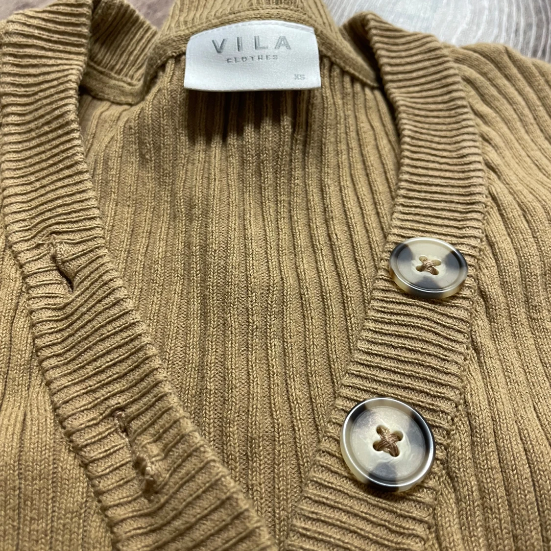 Beige ribbad tröja från Vila - 90