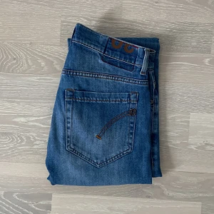 Dondup George  - Tja! Säljer ett par Dondup George jeans i fint skick. Storlek W30. Midja 36cm, längd 90cm. Hör av dig vid frågor eller funderingar!