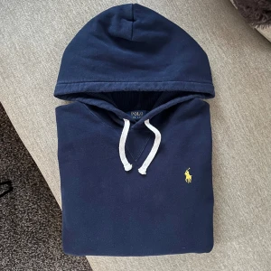 Ralph Lauren Hoodie - Hej! Jag säljer denna riktigt snygga Ralph Lauren hoodie. Den är i storlek M. Riktigt bra skick.