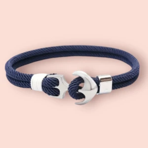 Marinblått ankar armband - Marinblått ankararmband med en silverfärgad ankardetalj som lås.🎅