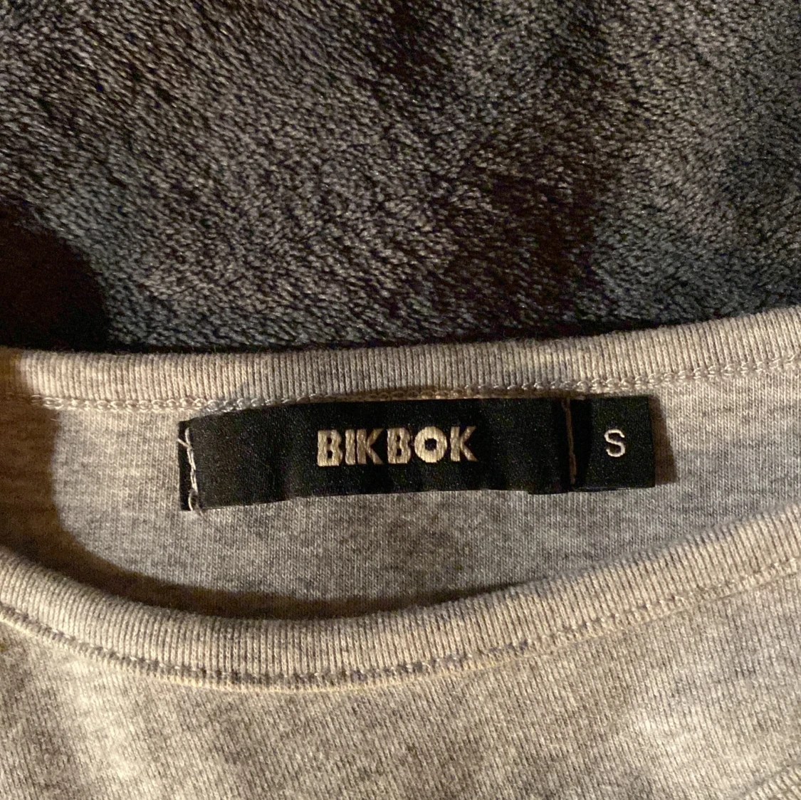 Grå croppad topp från Bik Bok - 91