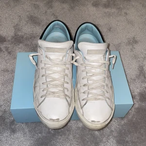 Skit snygga trendiga Philipe model - Säljer ett par tvär feta Philip model då dem blivit för små för mig. Har använt dem en del men fortfarande bra skick och inga defekter. PRIS KAN DISKUTERAS VID SNABB AFFÄR!