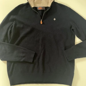 Morris Zip 100% Merino - Tja, säljer denna Morris tröjan med half zip i Merino Ull. Säljer då jag växt ur den. Den är i storlek L i UNGDOMSSTORLEK! Så passar dig bäst som är ca 170. Skick 9,5/10- knappt använd. 