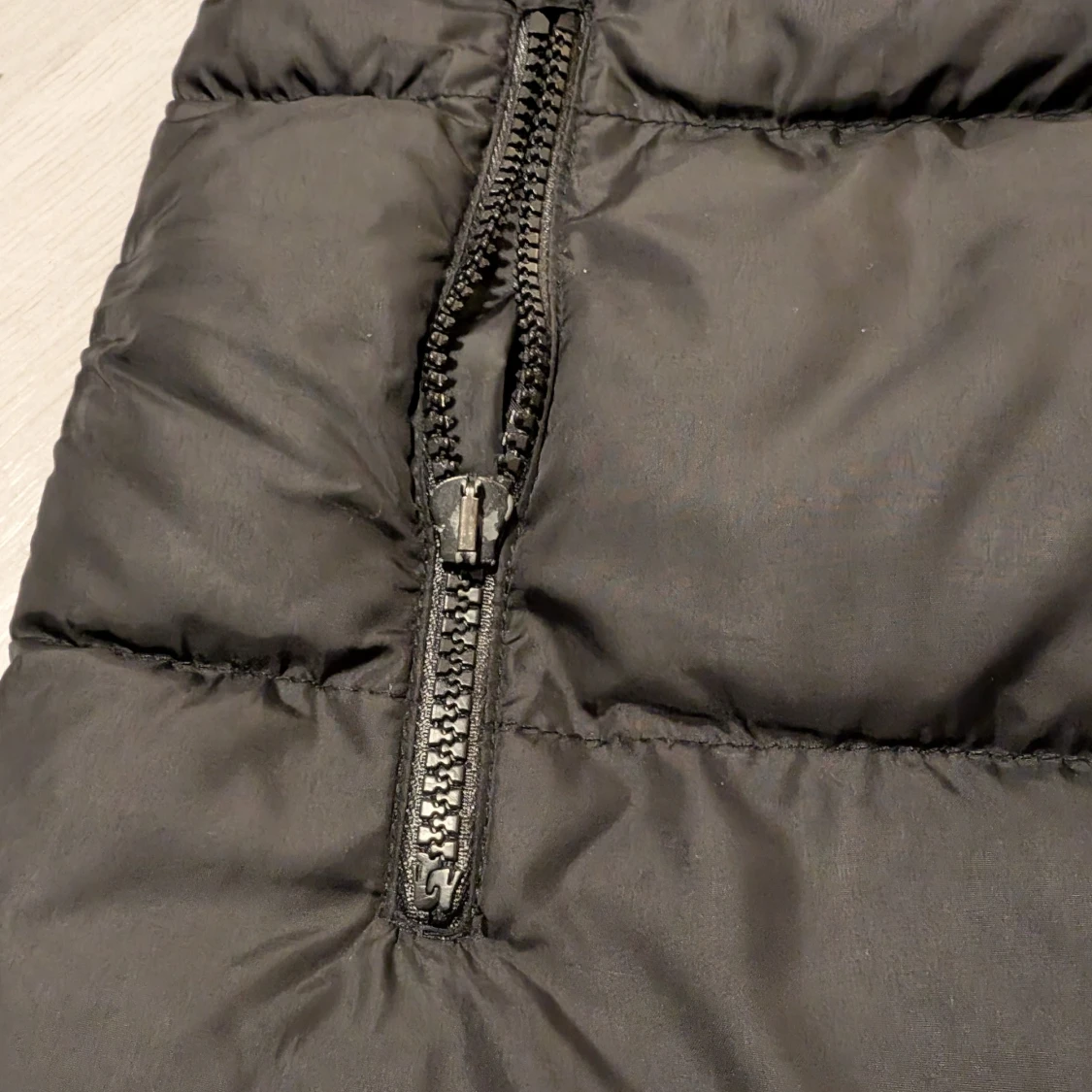 Svart dunjacka  - 91