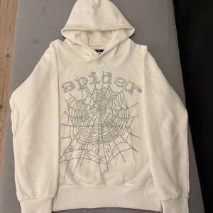 Sp5der OG Rhinestone Logo Hoodie - Säljer denna för jag har tröttnat på den köptes den i Maj har med alla tillbehör från StockX som doms tag och en rund grej med en Qr kod har inte med paketeringen har slängt de men har kvitto ochså från StockX som följer med kan frakta och mötas i Skåne