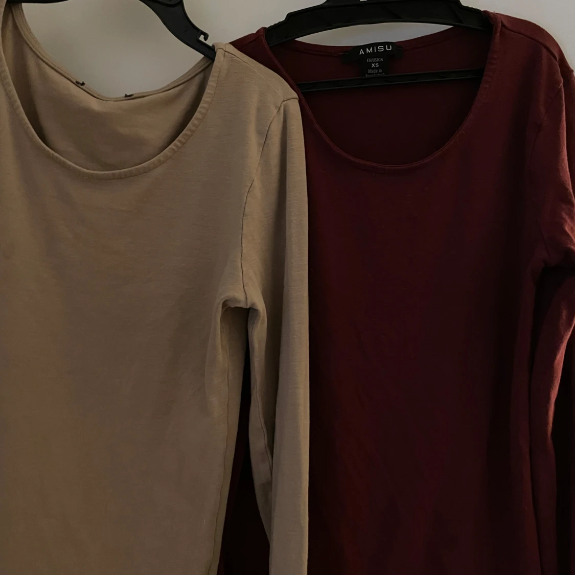 Två långärmade tröjor