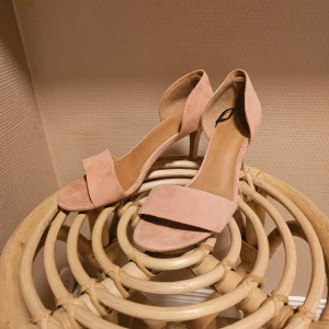 Rosa mocka (imitation) klackskor - Snygga rosa klackskor i imitationsmocka med öppen tå och smal klack. Perfekta för en elegant look. 