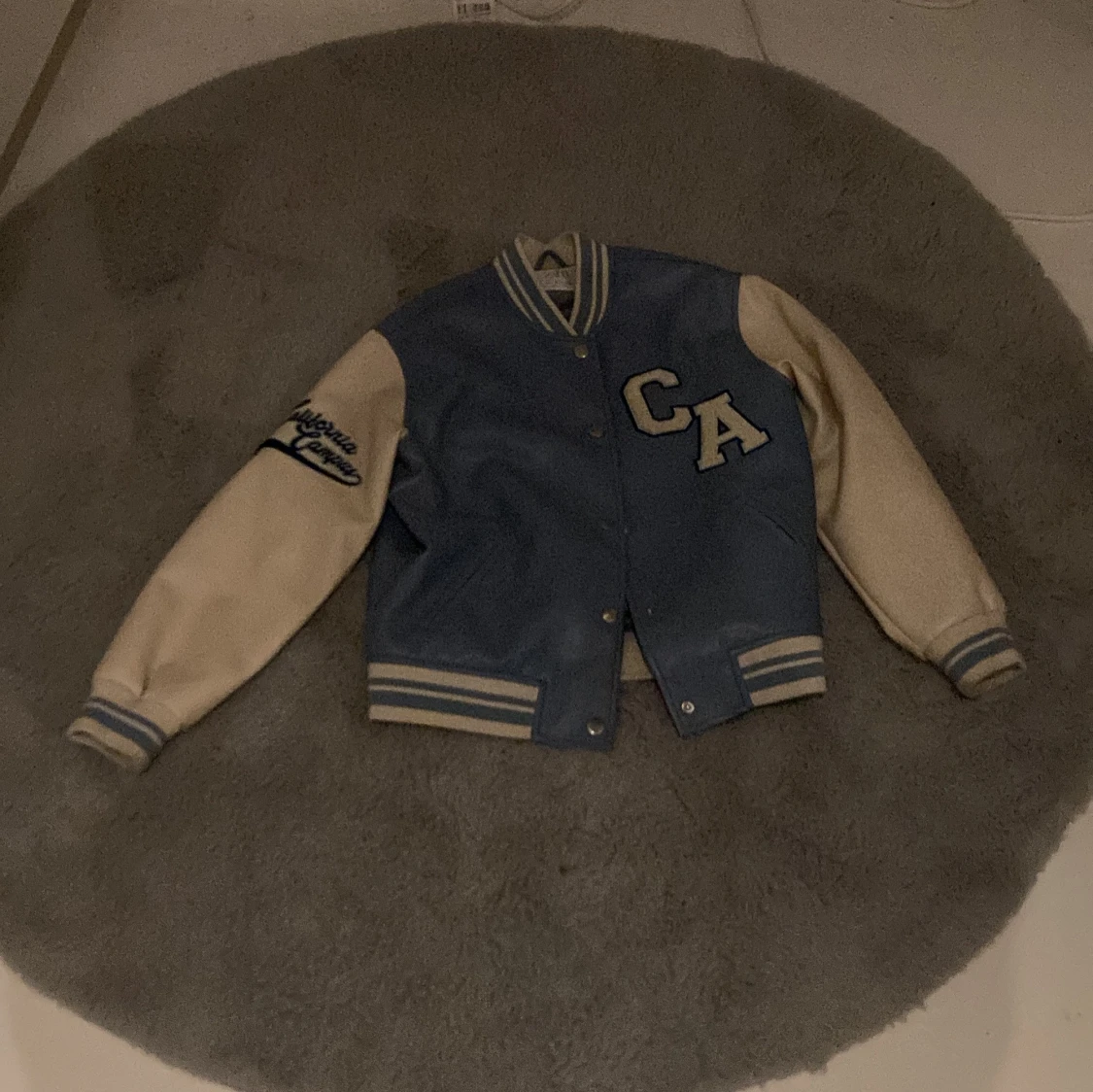 Blå och beige bomberjacka