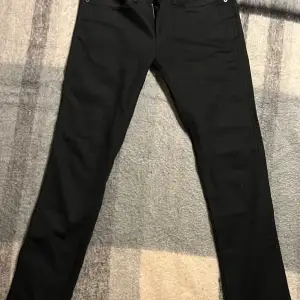 Tjenare! Jag säljer nu dessa svarta jeans från Acne Studios. De är storlek 31/32 och har en slim passform. 