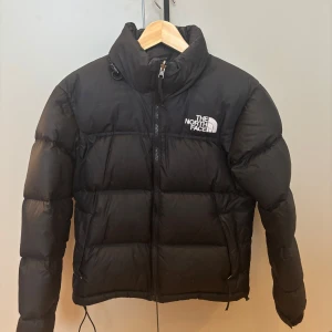 Svart dunjacka från The North Face - Säljer nu min svarta dunjacka från The North Face, eftersom den inte kommer till så stor användning. Jackan har använts sparsamt och har ingen direkt skada.