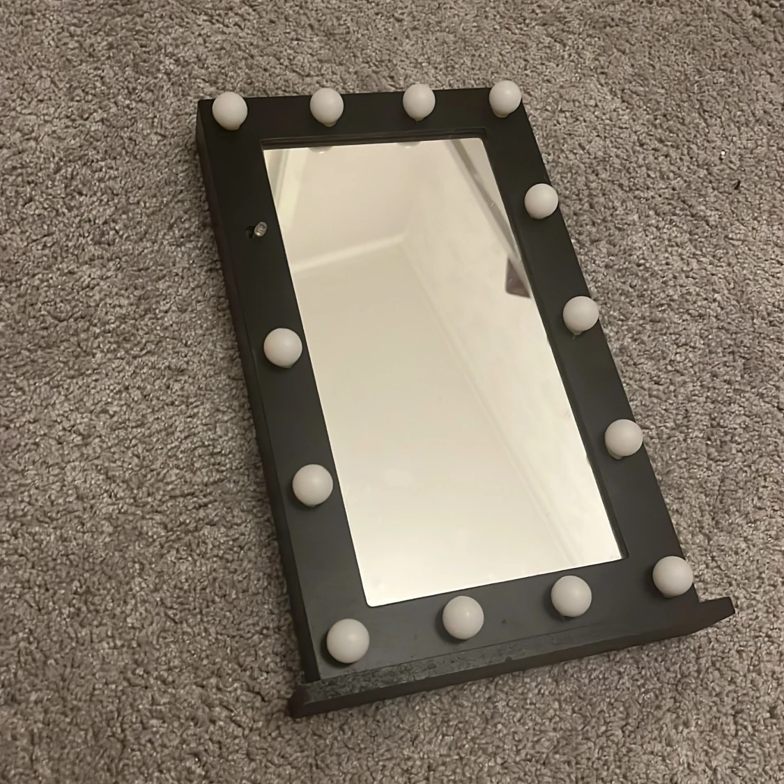 Svart sminkspegel med lampor