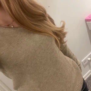 Beige stickad tröja - Säljer en mysig beige stickad tröja med v-ringning. Tröjan har långa ärmar och ribbade muddar vid ärmslut och nederkant. Perfekt för kyligare dagar! Är i gott skick och har inga defekter. Pris går att diskutera 