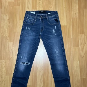 Replay Anbass Jeans - Tja säljer nu ett par unika Replay jeans i modellen Anbass i storlek 29 för endast 599kr! Pris är ej hugget i sten hör av er i dm vid funderingar 🙌