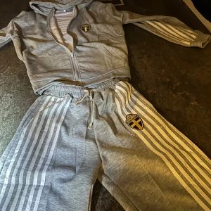 Ragekapital Tracksuit 🇸🇪 - Säljer en Ragekapital Tracksuit 🇸🇪Setet har vita ränder längs ärmar och ben samt ett emblem på bröstet och benet. Perfekt för en avslappnad stil (priest kan diskutera🤝)
