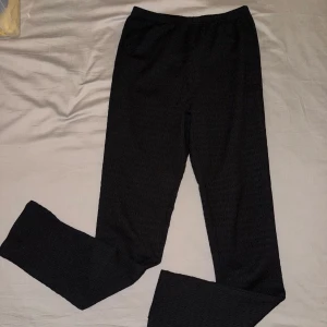 Svarta byxor - Snygga svarta byxor med en tight passform. Perfekta för en avslappnad stil eller lite finare. De har en rak design och är tillverkade i ett bekvämt material. ✨