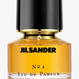 Jil Sander No. 4 Eau de Parfum - Elegant och tidlös Jil Sander No. 4 Eau de Parfum i en stilren flaska med svart lock och gyllene detaljer. Doften är förförisk och sofistikerad, perfekt för den som vill utstråla självsäkerhet. Flaskan rymmer 30 ml och kommer i en matchande svart förpackning. 