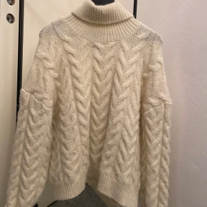 Stickad tröja - Stickad vit tröja i ny skick. Storlek S