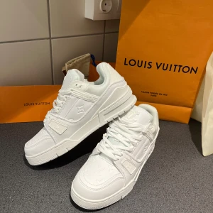 Lv skor  - DOM ÄR INTE NYA HAR HAFT PÅ MIG DEM ETT PAR GÅNGER BILDERNA ÄR NÄR JAG FICK DEM 