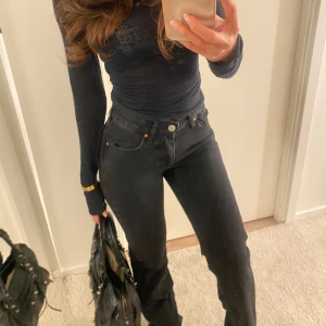 Svarta low/mide Rise straight leg  jeans  - Svarta straight leg jeans som är mid waist 