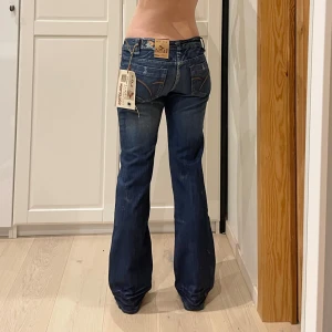 Lågmidjade bootcut jeans - Nya med lappar kvar!!! Midja 40 cm rakt över, gren 20 cm och innerben 80 cm💕jae 169 o xs-s för referens. Märkta W28/L32 men tycker mer 26/27 i midjan alltså xs-s, kanske lite mer åt S