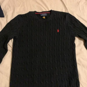 Ralph lauren stickad tröja  - Säljer nu denhär väldigt stilrena Ralph Lauren tröjan efter som att jag har vuxit ur den, den är perfekt nu för vintern, står 14-16 år på storleken men passade mig när jag hade XS till S