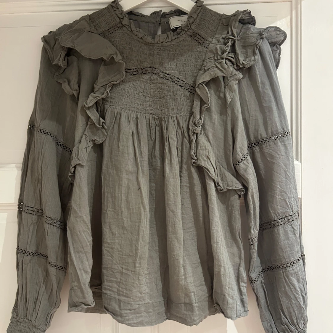 Charmig Neo Noir blus