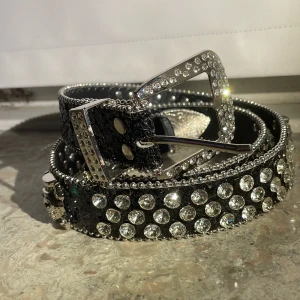 B.B belt - Snyggt svart bälte me massa bling o sånt bra skick B.b repp men ändå snyggt passar till allt 
