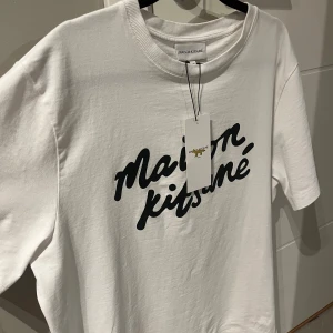 Maison Kitsune (helt ny) - Säljer nu denna snygga Maison Kitsune t-shirt! Helt ny! Storlek: S men passar M | Nypris: 1399kr   Hör av er vid frågor!