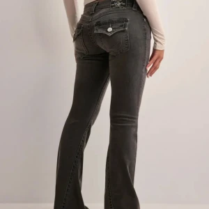 Mörkgråa true religion jeans - Lågmidjade true religion jens i modellen joey. Oanvända med prislapp kvar, ofta slutsålda på hemsida.