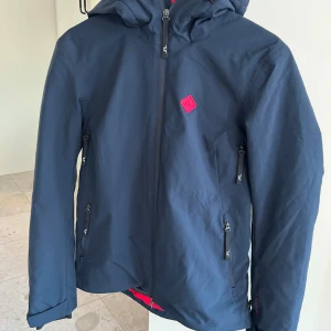 J.lindeberg Skidställ - Skidjacka och byxor från j.lindeberg, storlek M använd några få skiddagar