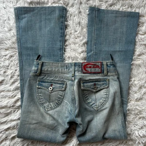 Lågmidjade bootcut jeans  - Vintage Lågmidjade bootcut jeans, storlek w28 L32 enligt lapp men väldigt små i storleken så sitter mer som en W26. Innerbenslängd: 75 midjemått:36. Köp sker via köp nu, jag postar inom 24h. Kvar tills markerad såld 