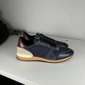 Valentino rockrunners marinblå  - Valentino rockrunners                                           Pris: 2999kr                                                  Skick 9/10                                                                 Storlek 45                                                                    Inga tillbehör 