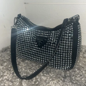 Glittrig axelväska  - Snygg och glittrig axelväska med silverfärgade paljetter och en svart rem. Knappt använd så i nyskick! Skriv för mer info samt mått🥰